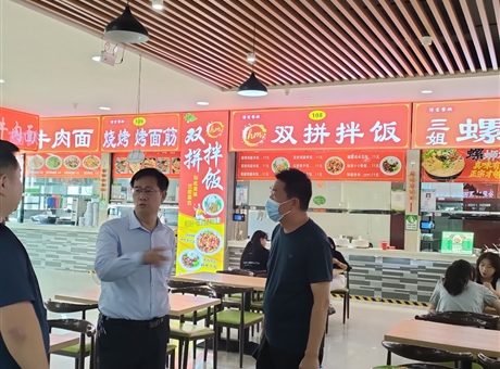 副校長(zhǎng)深入食堂檢查指導(dǎo)，護(hù)航新生就餐“第一餐”