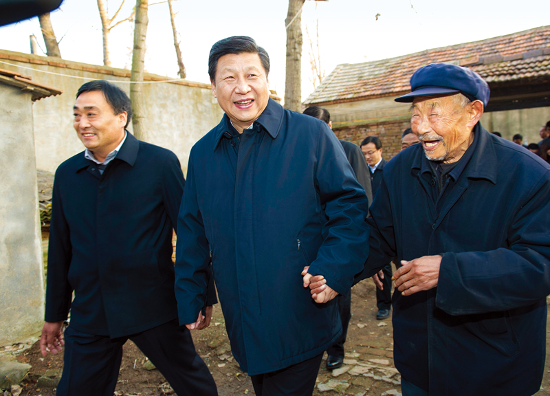 　2013年11月24日至28日，中共中央總書記、國家主席、中央軍委主席習(xí)近平在山東考察。 這是25日下午，習(xí)近平在地處沂蒙老區(qū)的臨沭縣曹莊鎮(zhèn)朱村親切地拉著83歲的“老支前”王克昌的手去他家看望。 新華社記者 謝環(huán)馳/攝