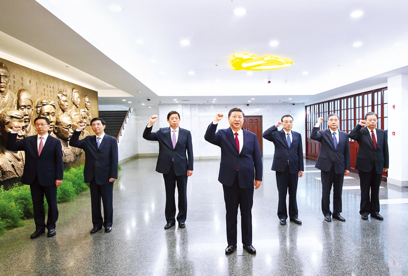 　2017年10月31日，中共中央總書記、國家主席、中央軍委主席習(xí)近平帶領(lǐng)中共中央政治局常委李克強(qiáng)、栗戰(zhàn)書、汪洋、王滬寧、趙樂際、韓正，瞻仰上海中共一大會址和浙江嘉興南湖紅船。這是31日上午，在上海中共一大會址紀(jì)念館，習(xí)近平帶領(lǐng)其他中共中央政治局常委同志一起重溫入黨誓詞。 新華社記者 蘭紅光/攝