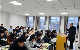 校長李海軍深入聯(lián)系班級、宿舍、課堂與學生談?chuàng)?、話成長